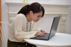 長時間のパソコン作業も猫背の原因になります